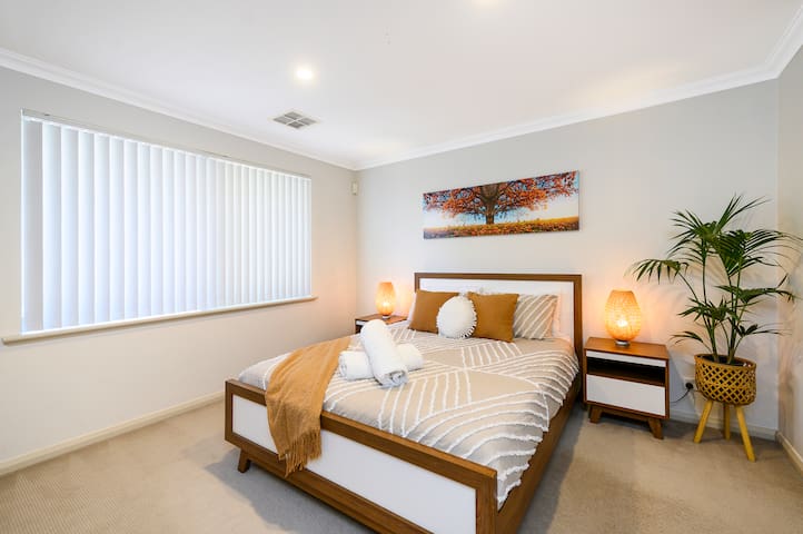 Close to beach& amenities. Long Stay Discount avai gallery image 2