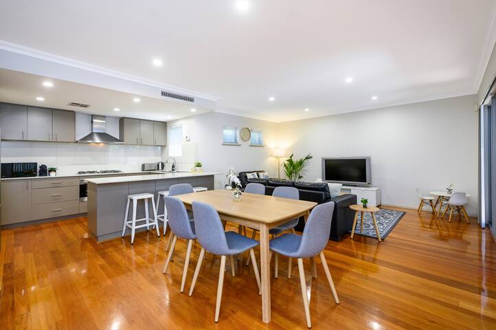 Close to beach& amenities. Long Stay Discount avai gallery image 4