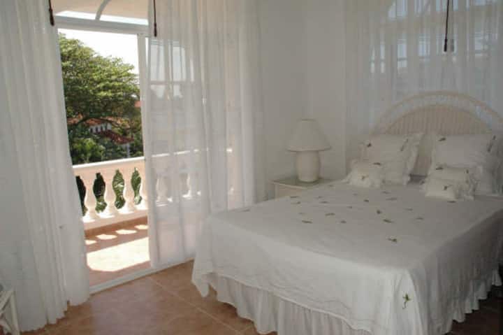Chambre secondaire avec mobilier ancien sur le balcon