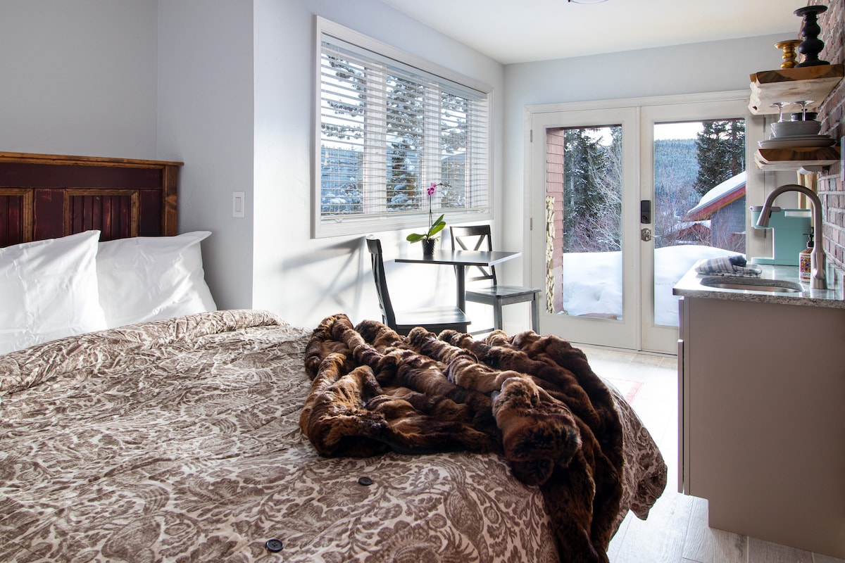 Habitación con cama tamaño queen.