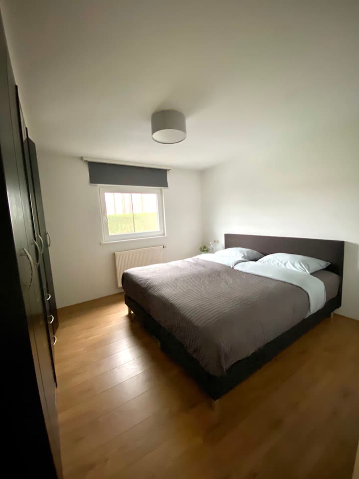 Slaapkamer met boxspring bed. 