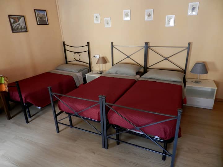 Trokrevetna soba s dva noćna ormarića