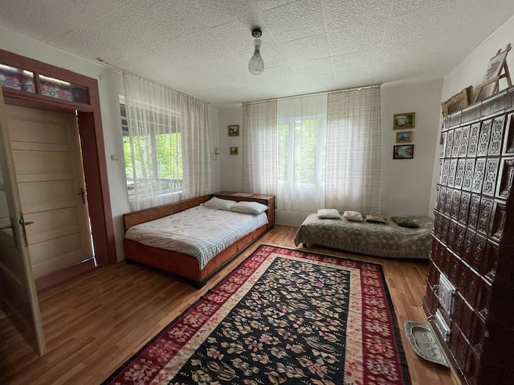 阳台卧室，位于一楼