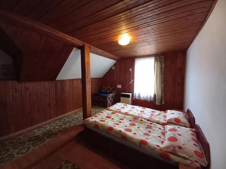 第三间卧室位于一楼，紧邻卫生间