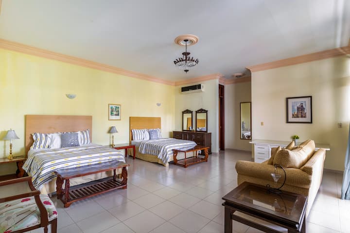 ห้องพักชั้นสองเตียงควีนไซส์ 2 เตียงและโซฟาเบดนอนได้ 4 หรือ 5 คนพร้อมเตียงโซฟา