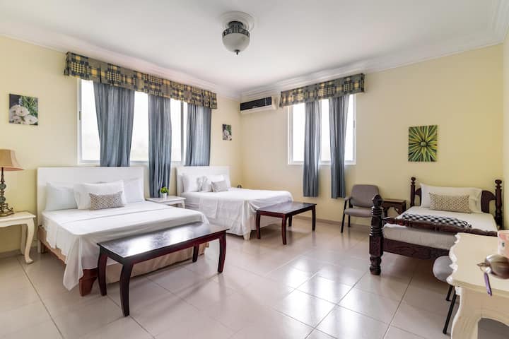 ห้อง 2 ชั้น 2 เตียงควีนไซส์และเตียงแฝดนอนได้ 5 คน