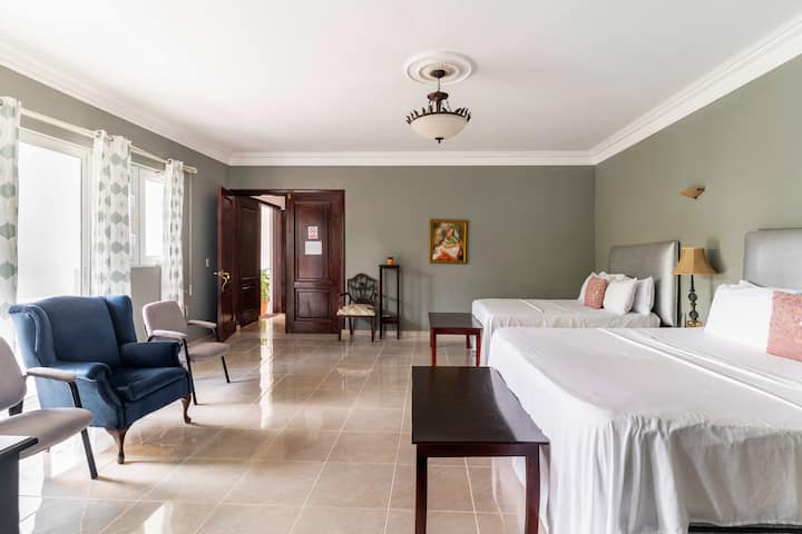 ห้องชั้น 1 เตียงคิงไซส์และเตียงควีนไซส์