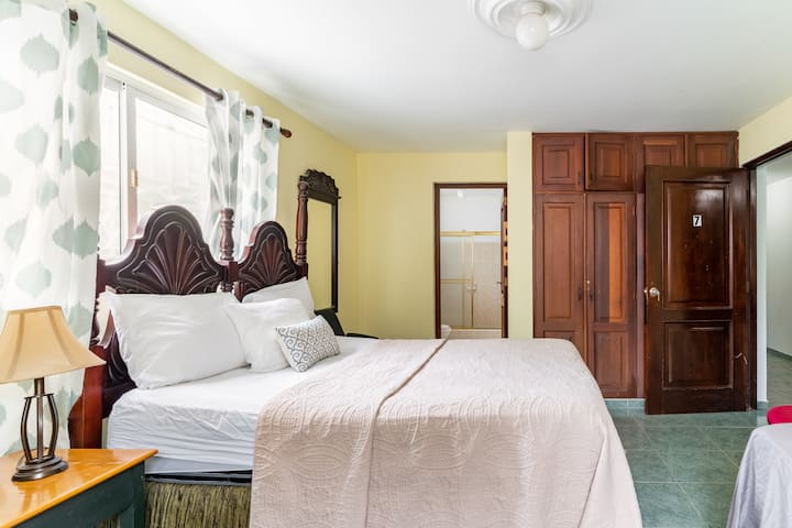 ห้องนอนที่ 3 ชั้น 1 เตียงควีนไซส์และเตียงแฝดห้องน้ำและนอนได้ 3 คน