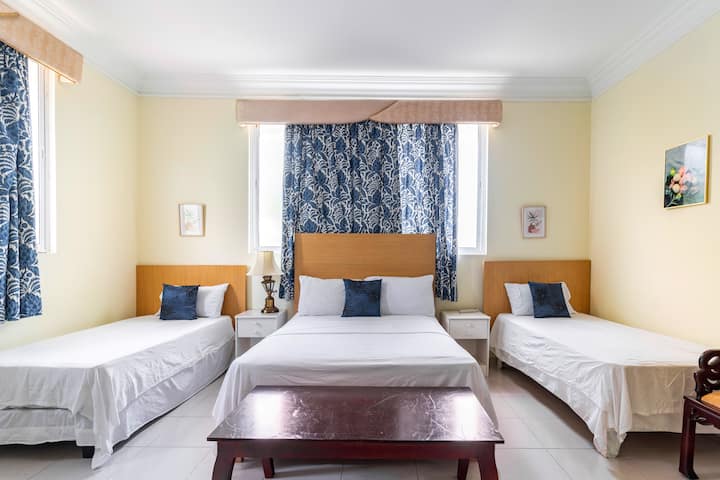 ห้องพักชั้น 2 นอนได้ 4 คนเตียงควีนไซส์และเตียงแฝด 2 เตียง