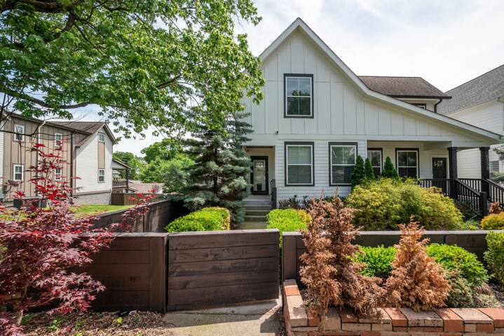 8 Bedrooms 6 Bathrooms -5 mins to downtown gallery image 2