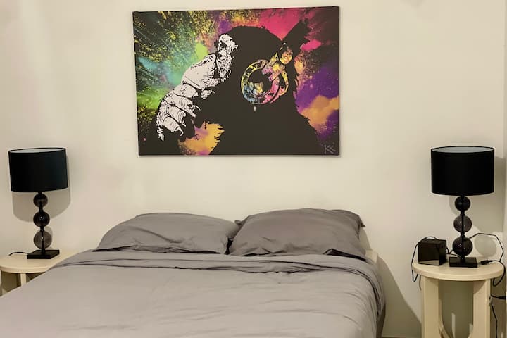 Втора спална соба со уреден декор, удобна постелнина и складиште.