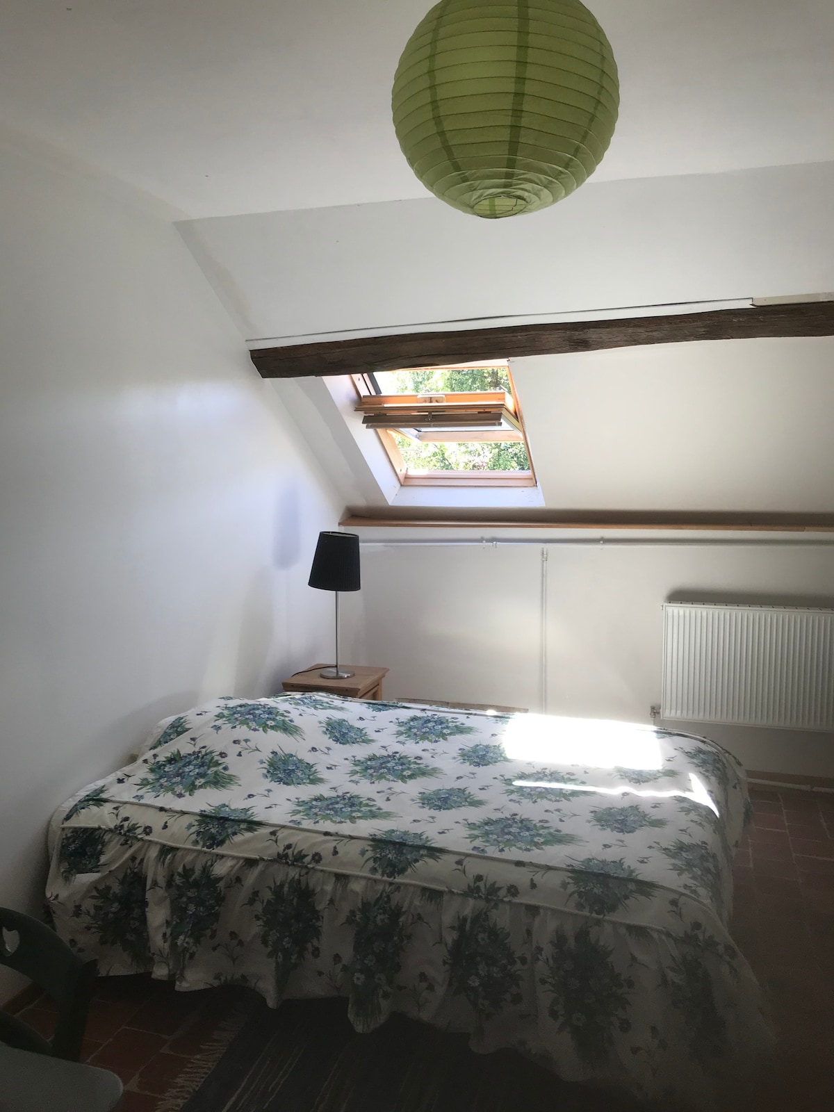 Spavaća soba 1 bračni krevet 140 cm