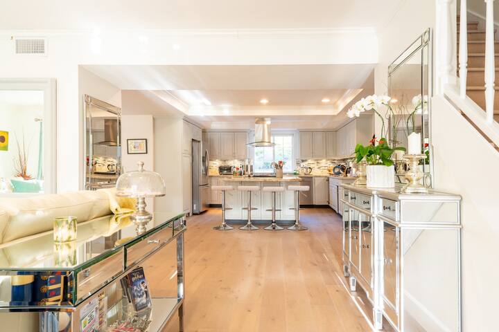 Exclusive 5 * Luxury ❤️Private Heated Pool Spa AC gallery image 5