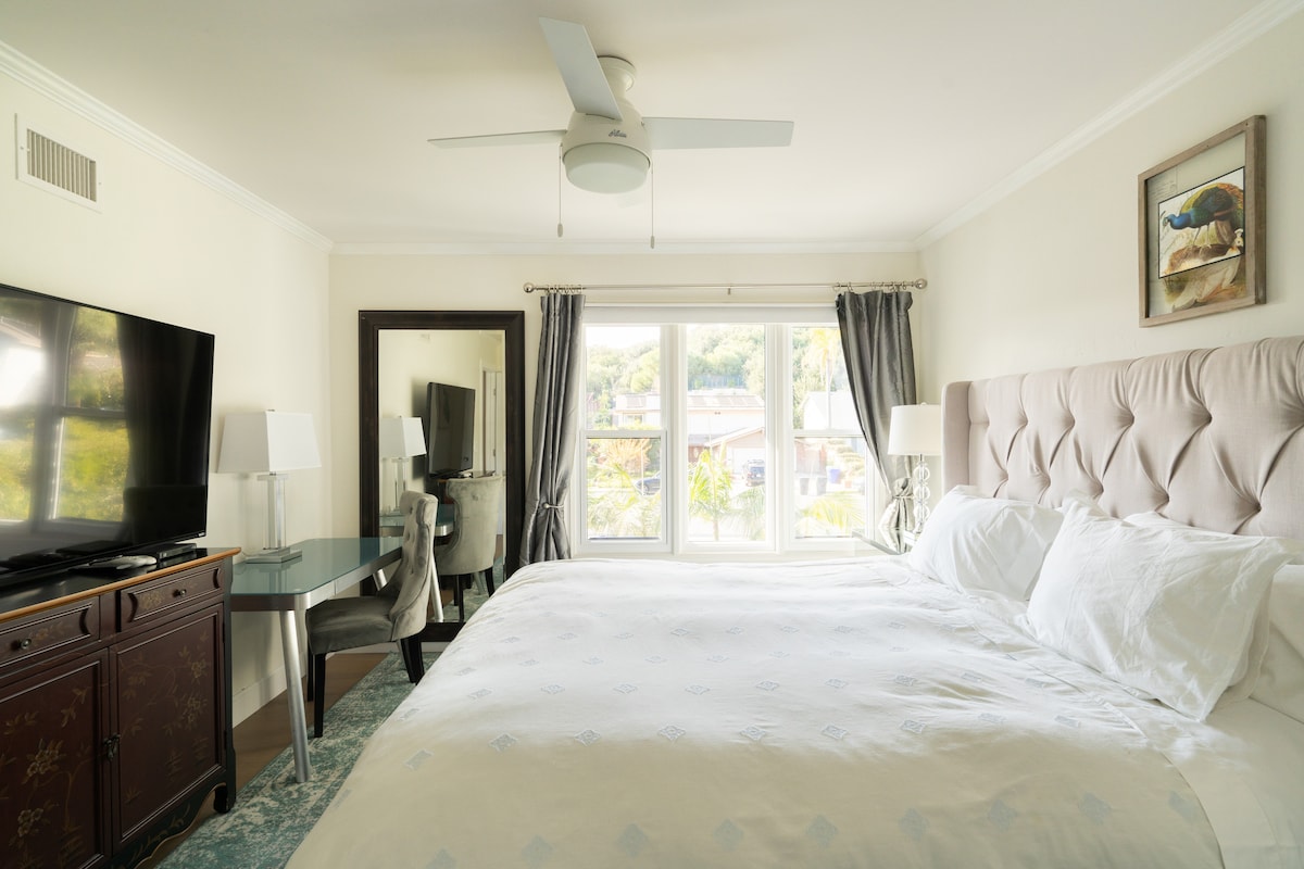 غرفة نوم الضيوف 5 بسرير بحجم كبير ومكتب.