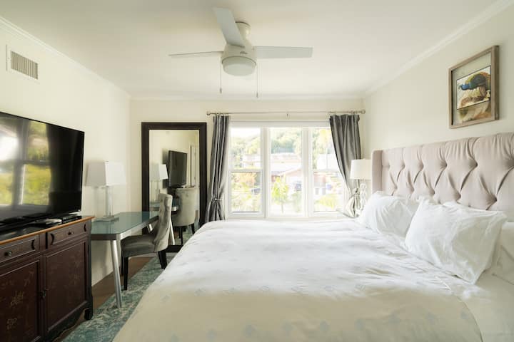 Spálňa pre hostí 5 s manželskou posteľou Cal King a písacím stolom.