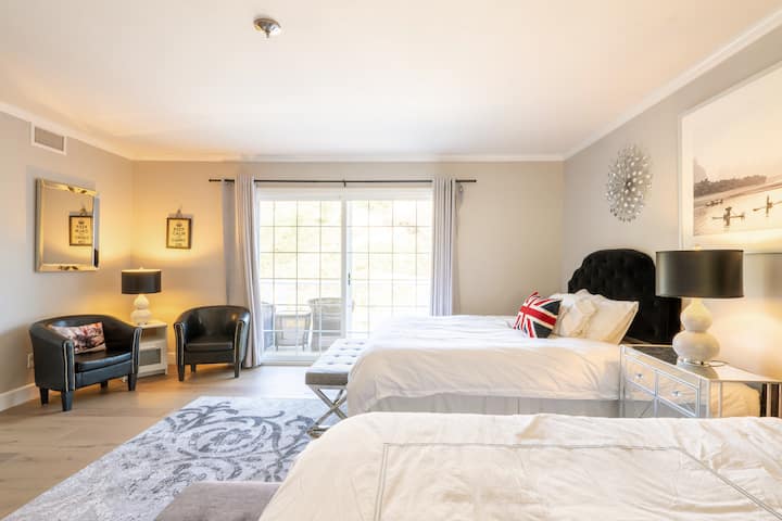 Izba pre hostí s 2 manželskými posteľami Queen a 65-palcovou inteligentnou televíziou s vlastnou kúpeľňou