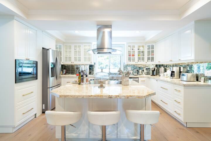 Exclusive 5 * Luxury ❤️Private Heated Pool Spa AC gallery image 3