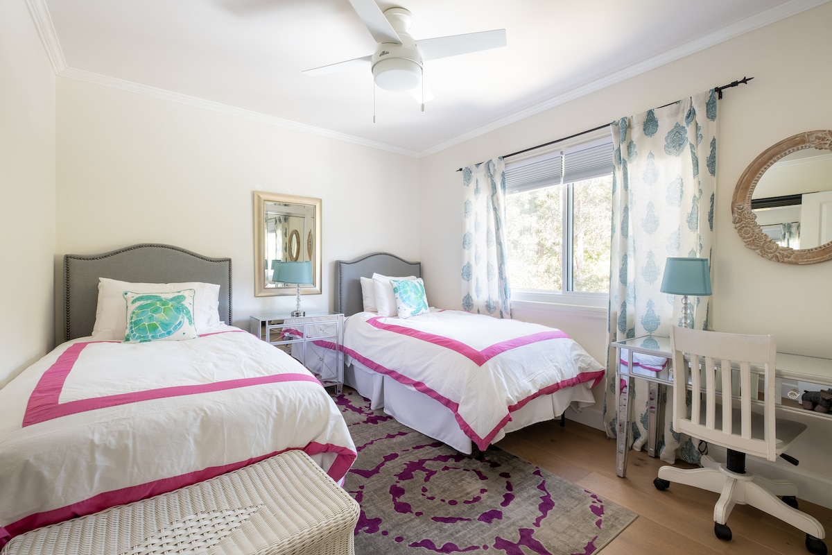 غرفة نوم الضيوف 4 بسريرين  مزدوجين ومكتب.