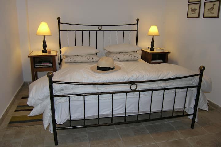 Downstairs, a double, iron bed awaits for weary travelers... - The double bed in one of the two bedrooms of the ground floor awaits the tired guests.