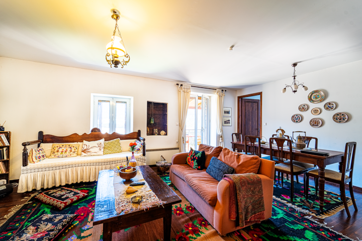 The spacious and welcoming living room upstairs. - The spacious living room of the first floor.