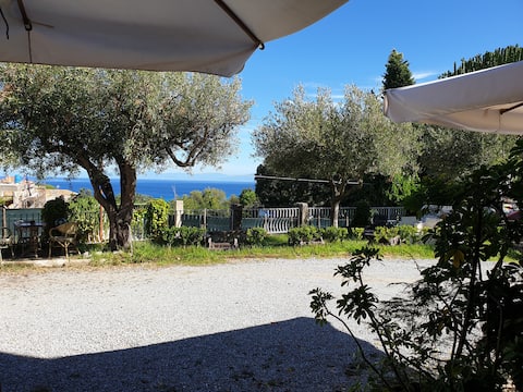 Romantic studio with sea view, free wifi.