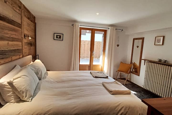 Spálňa so super manželskou posteľou King na prízemí s vlastnou kúpeľňou