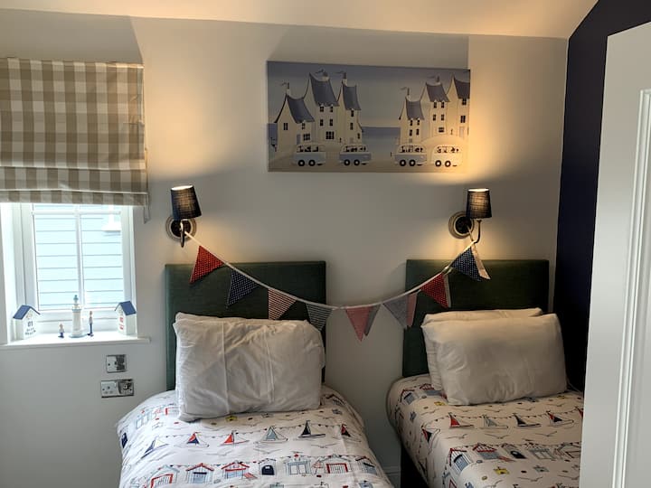 Chumba cha pili cha kulala kilicho na zip na vitanda vya kuunganisha ambavyo vinaweza kufanya ukubwa (au kukaa kwenye 2 x 2ft 6 single).