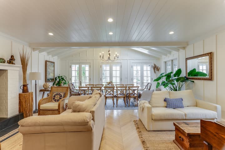 Estate on 1 Acre. Fall getaway w/Hot Tub-Sleeps 16