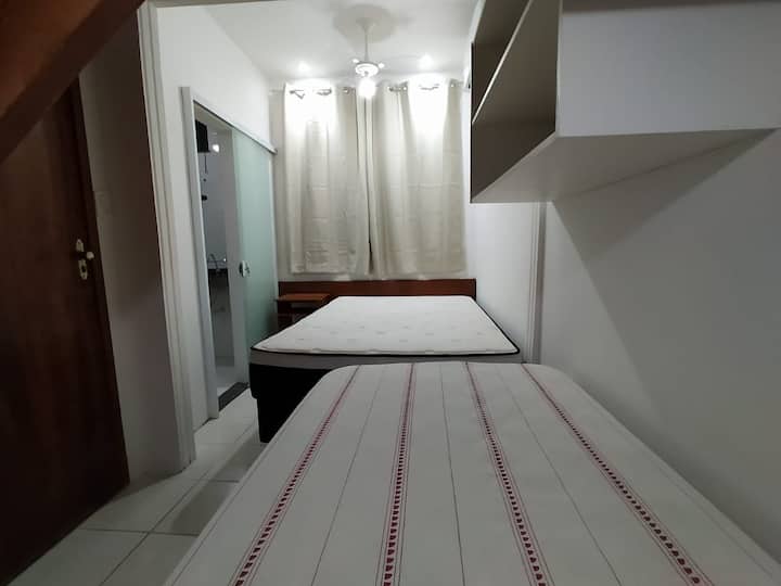 Апартамент на приземния етаж
Разполага с:
- 1 двойно легло
- 1 единично легло