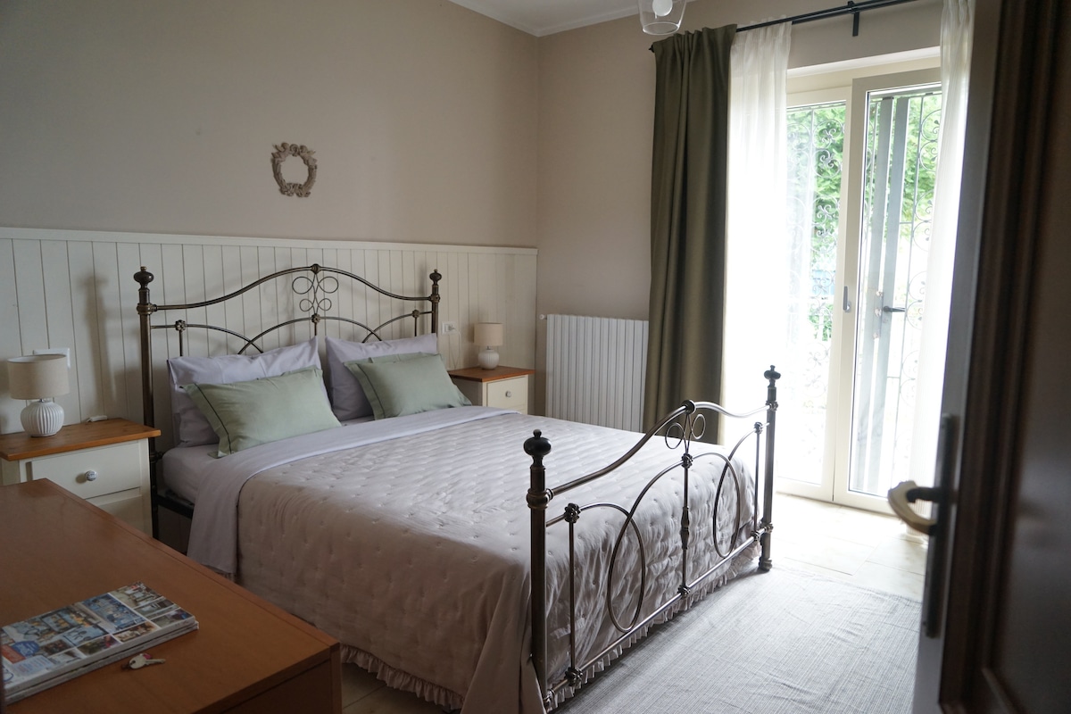 Двойна стая с тераса с изглед към езерото и камбанарията.