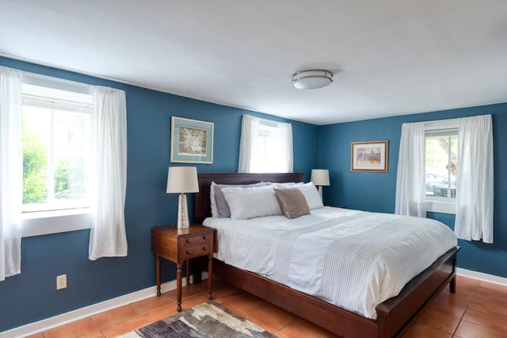 B-Cozy Downtown 1bd w/ King Bed + Parking Space