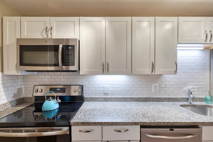 B-Cozy Downtown 1bd w/ King Bed + Parking Space
