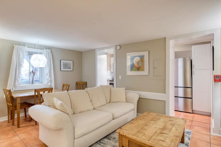 B-Cozy Downtown 1bd w/ King Bed + Parking Space
