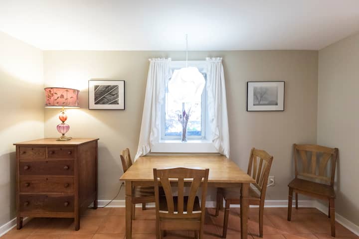 B-Cozy Downtown 1bd w/ King Bed + Parking Space