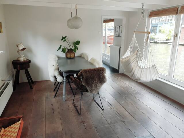 Amazing houseboat in Amsterdam city center gallery image 5