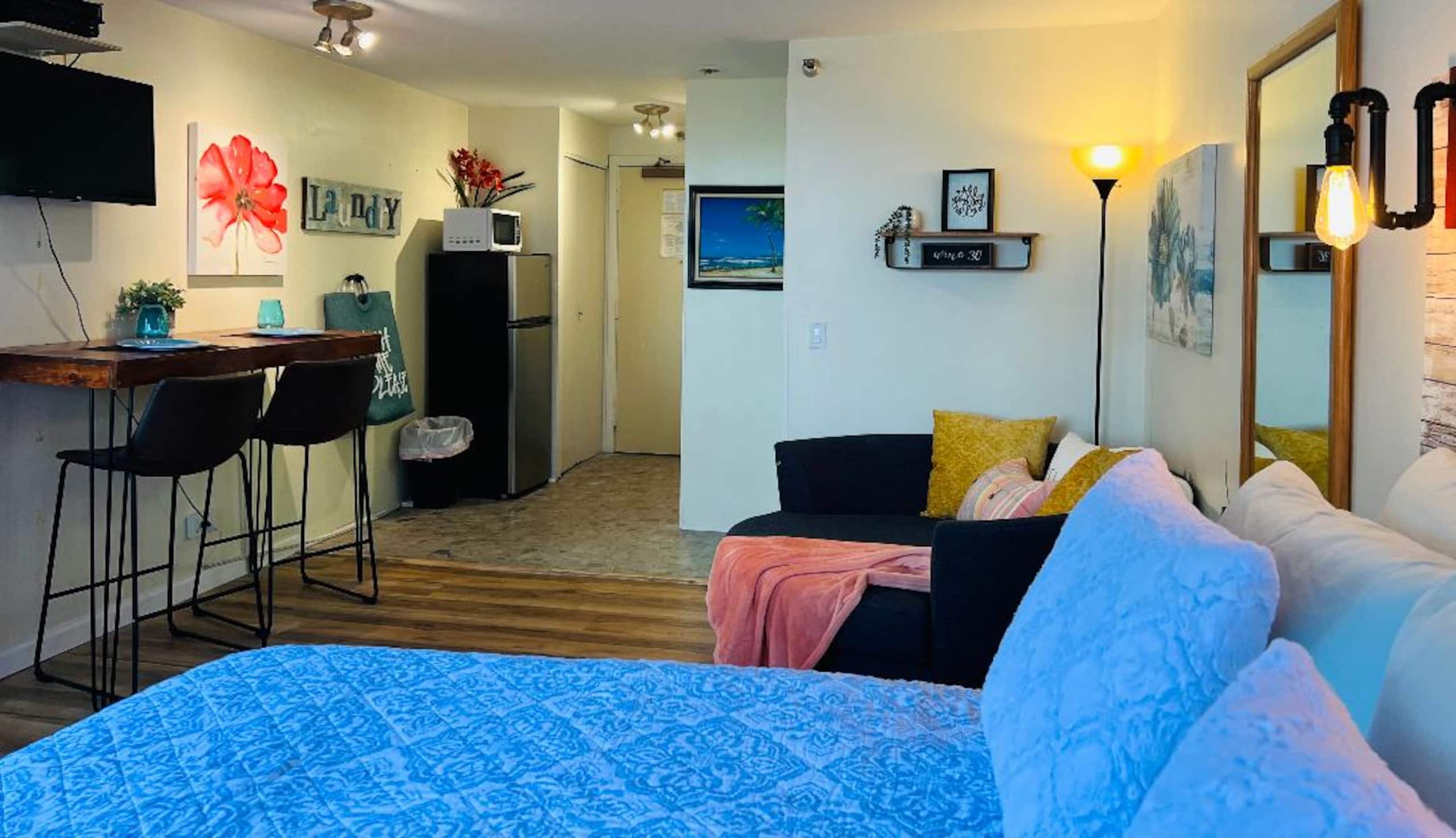 Condo in Honolulu · ★4.58 · Studio · 1 bed · 1 shared bath - Image 1