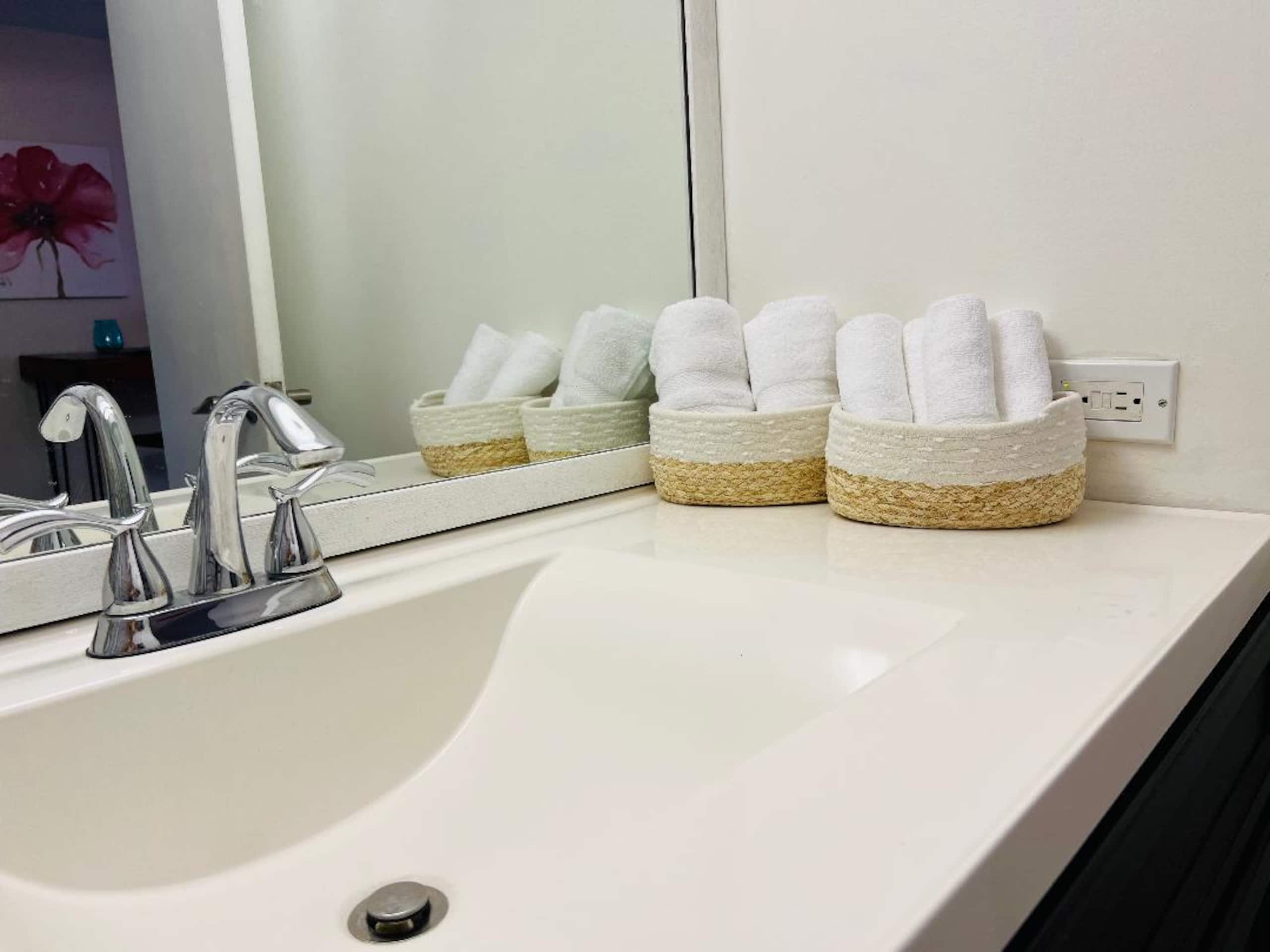 Condo in Honolulu · ★4.58 · Studio · 1 bed · 1 shared bath - Image 12
