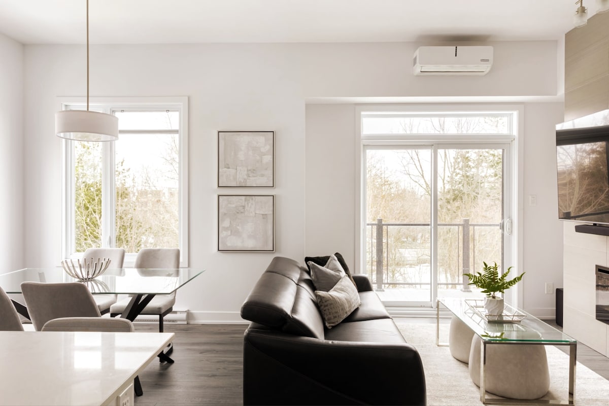 Სამზარეულო და საცხოვრებელი:
ღია მისაღები ოთახი გადადის სამზარეულოში, რაც მთელ ბინას ჰაეროვან, ფართო გრძნობას სძენს. ელეგანტურ, სრულად აღჭურვილ სამზარეულოში დაგხვდებათ თანამედროვე ტექნიკა და ყველაფერი, რაც საჭიროა საჭმლის მოსამზადებლად. 