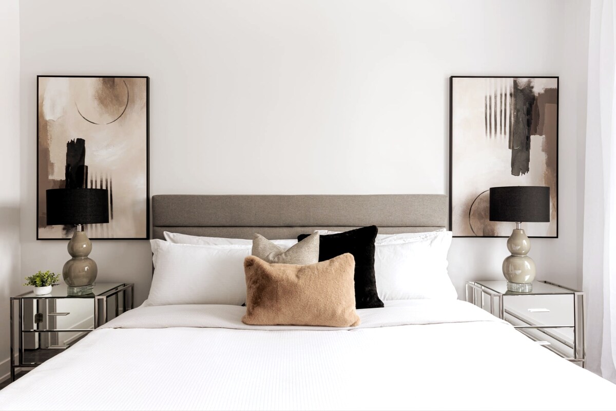 Ძირითადი საძინებელი: 
გაიხსენით ფუფუნების მქონე, დიდი ზომის საწოლში და უყურეთ საყვარელ შოუებს 65‑დუიმიან სმარტტელევიზორში. ასევე ხელმისაწვდომია სრული ზომის სამუშაო მაგიდა 32 დიუმიანი მონიტორით — იდეალურია დისტანციური მუშაობისთვის ან ვიდეოკონფერენციისთვის.