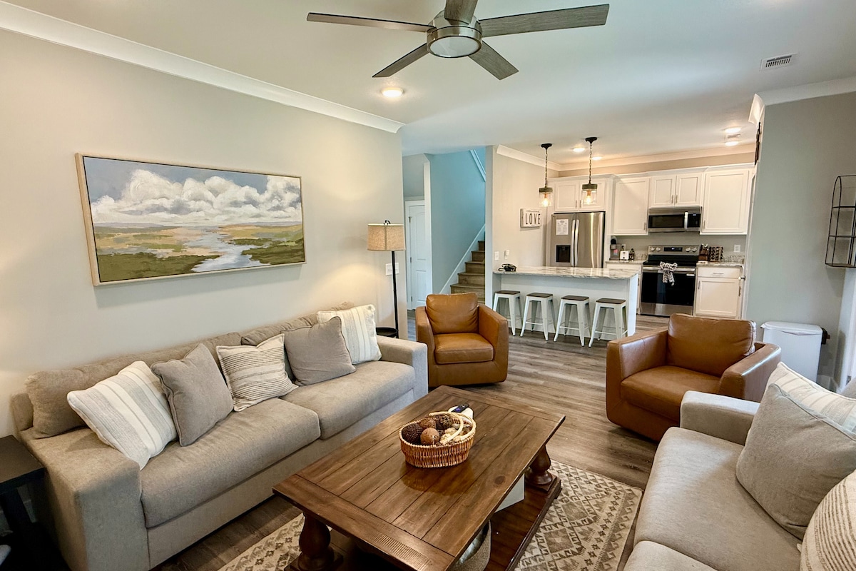 Popular Airbnb listing: Lake Martin Cottage|Lake Views + Golf Cart in Montgomery