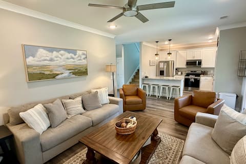 Popular Airbnb listing: Lake Martin Cottage|Lake Views + Golf Cart in Montgomery