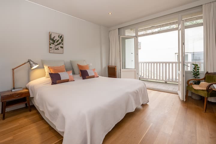 Hauptschlafzimmer mit angrenzendem Balkon.
