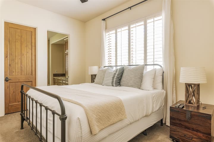 Chambre 3 - lit King Size avec douche, salle de bain attenante et télévision connectée.