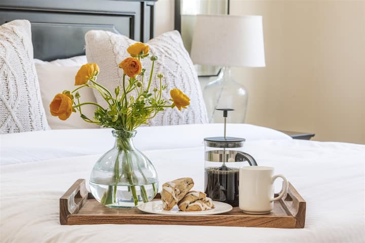 Profitez d'un petit déjeuner calme dans la très grande chambre principale et réveillez-vous lentement. 