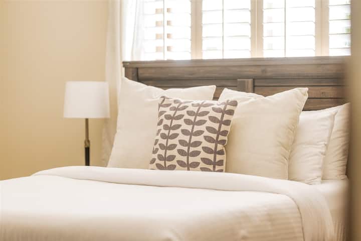 Chambre 4 : lit queen size, salle de bain partagée avec baignoire/douche combinée, télévision connectée et espace de travail