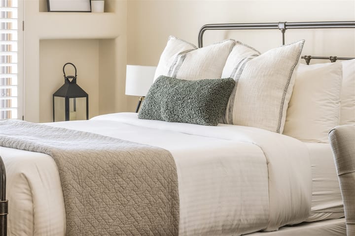 « Chambre 2 » est un lit Queen Size avec douche attenante