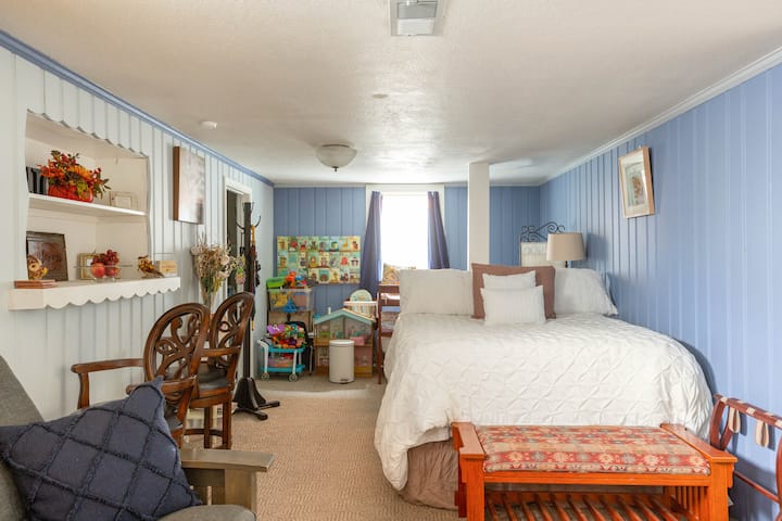 Queen size bed in the big room, the crib is in the back, galley area off to the left side.