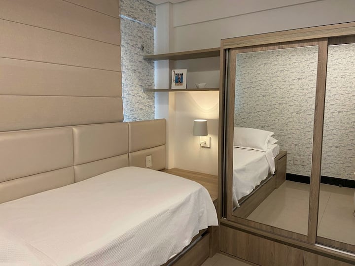 סוויטה הפיכה עם מיטת יחיד, מיטת יחיד (מיטה נפתחת), מיזוג אוויר, מלתחה ואפלה.