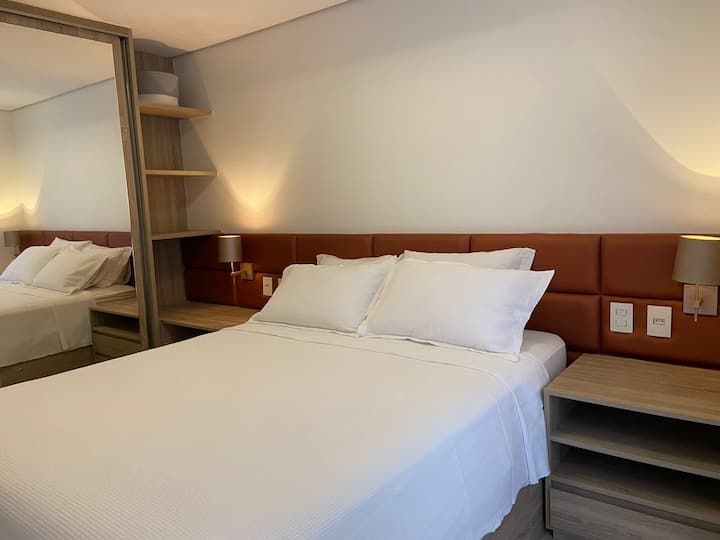 סוויטת הורים עם מיטת קווין סייז, כריות, מצעי מיטה ואמבטיה, מיזוג אוויר, מלתחה,  הפסקת חשמל וטלוויזיית LED 32 אינץ'