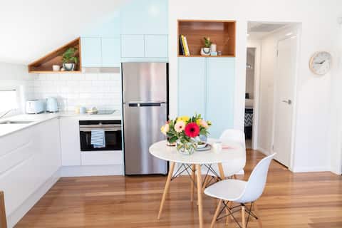 Top Airbnb: Live like a Local - walk to beach, café & shops in Newcastle